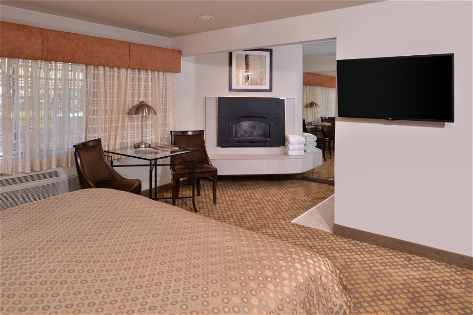 Courtyard Whirlpool Room with Fireplace